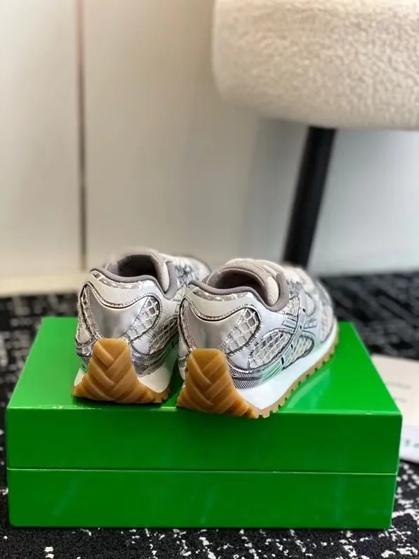 👟👟Ex-factory price 600👟👟 Top version (couples style) Bottega Veneta 23ss autumn and winter show style BV Orbit sneakers Wang Yibo same style couple style casual shoes dad shoes! Runner sneakers! Original purchase and development! Made of original lightweight technical mesh fabric, the same as the original version! The process is complicated! Paired with a rubber outsole designed with a geometric pattern, the high version of the Wang Zha series is actually much taller, but the legs still look slim. Very nice. Durable and durable to play with, standard and version-matching shoe packaging technology, look for high-end versions. The original outsole is exclusively molded, and the color-blocked TPU outsole is used. The material and weight are the same as the original! Size: #Female 35-41 (40 and 41 customized sizes are non-refundable) Male 39-45 (45 size customized are non-returnable and exchangeable)
